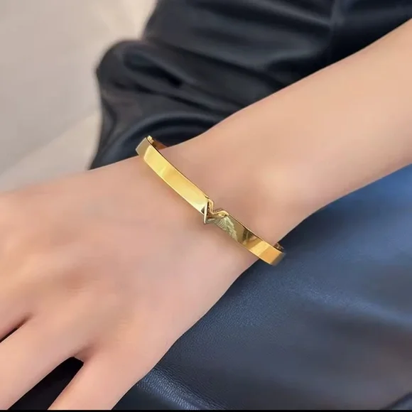 V Letters Bracelet | 316L Stainless Steel | Edgy & Modern - Picture 4 of 15